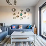 Modern 3Bdr Cyan Apt: Prime Spot
