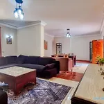 Spacious & Stunning 3 Bedroom Apartment !