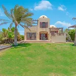 Scenic Views 3 bedroom Villa with private jacuzzi in Sabina