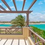 Scenic Views 3 bedroom Villa with private jacuzzi in Sabina