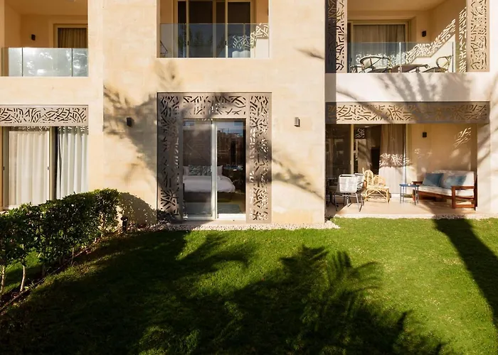 Elegant & Edgy 2 Bedroom W Beach & Pool Mangroovy