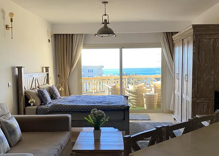 Vintage Sea View Apartment