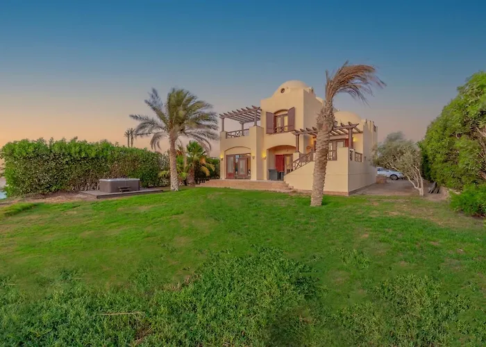 Scenic Views 3 bedroom Villa with private jacuzzi in Sabina