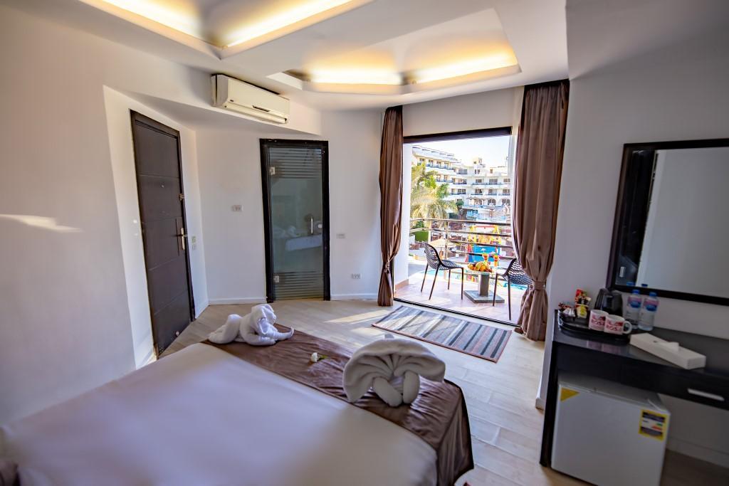 Hotel La Rosa Waves And Aqua Park 4*
