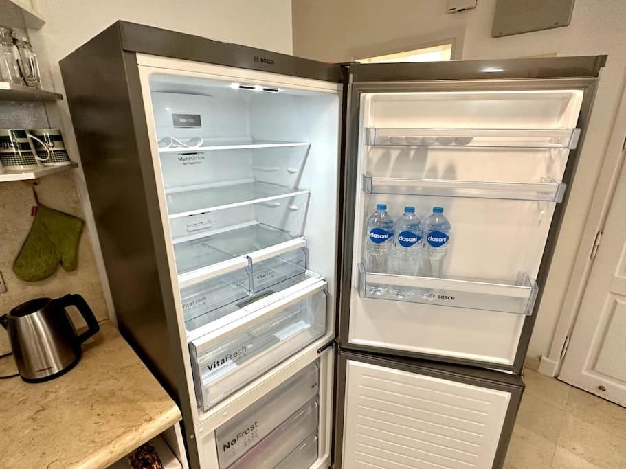 2 Bedroom Condo, With Pool, And & Lagoon Access Apartment *