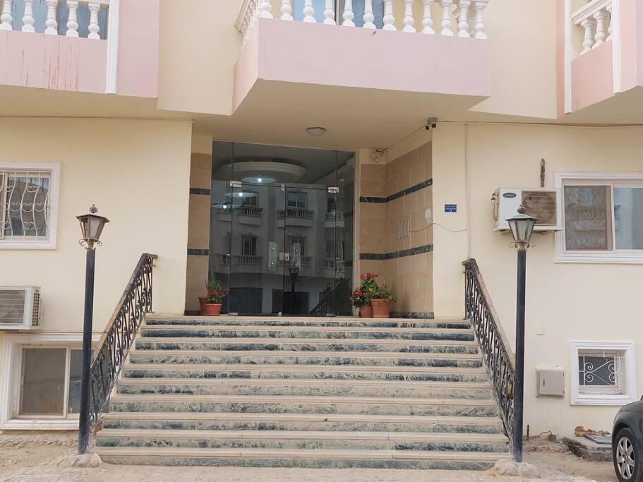 In Elegant Compound Intercontinental Area Apartment *