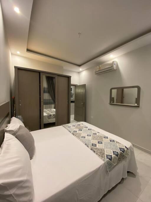Apartment Stunning 1 Bedroom *