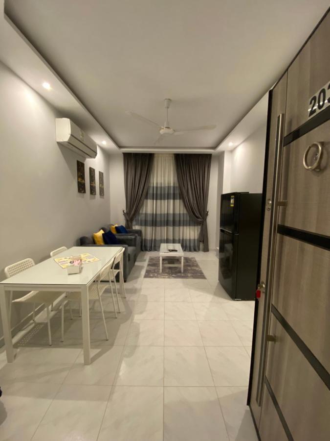 Apartment Stunning 1 Bedroom *