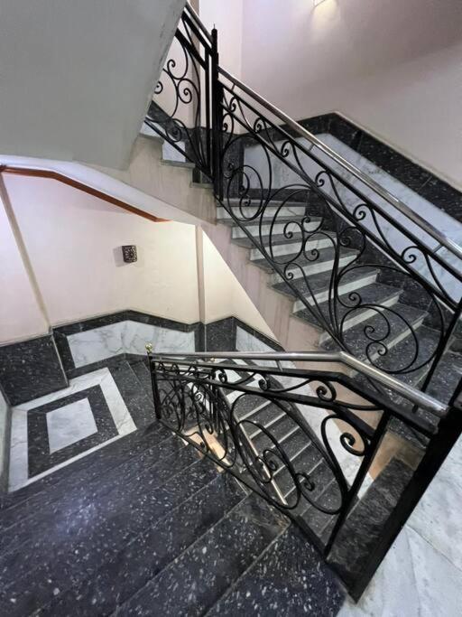 Sunny 3-bedroom - Families Only Appartement *