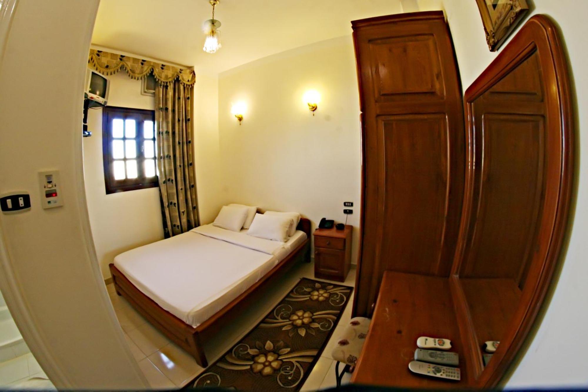 Hotel Luxor 2*