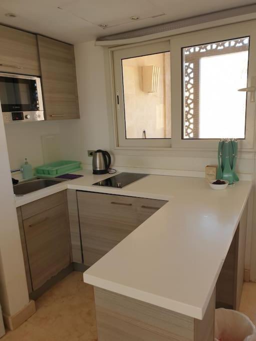 Apartment Serene Pool View 8mins To Marina