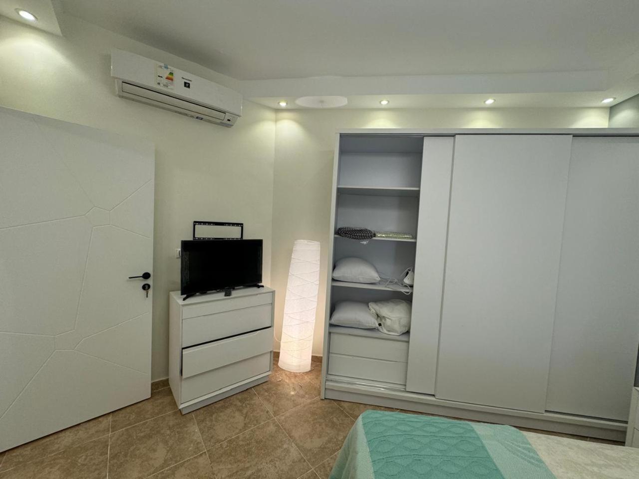Appartement A One-bedroom With A Compact Terrace