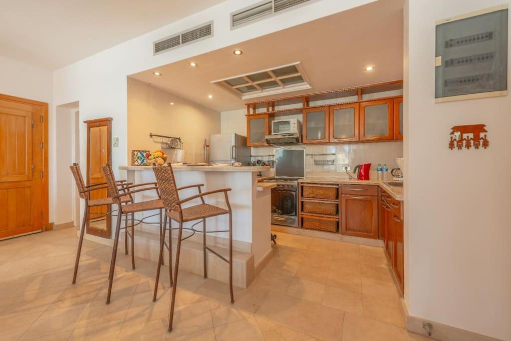 Luxury On The Marina Apartment