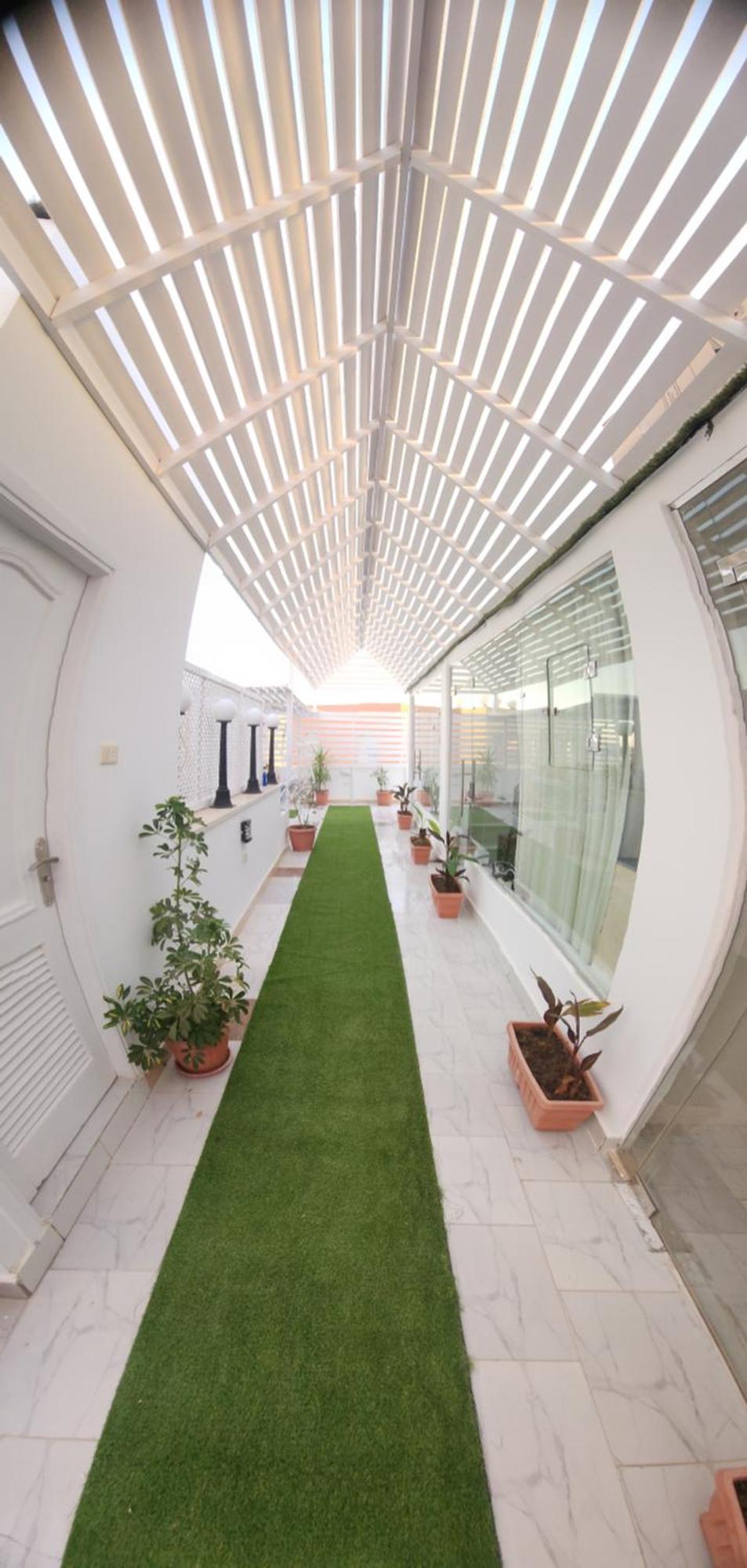 Hostel White Roof - *