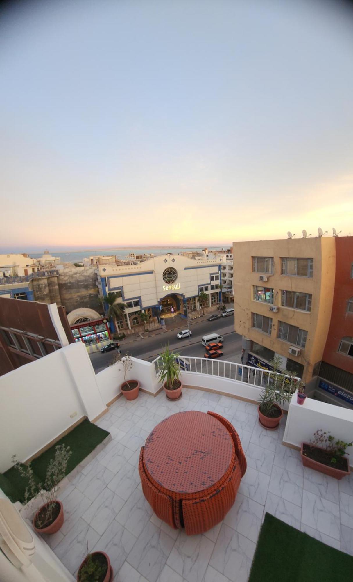 Hostel White Roof - *