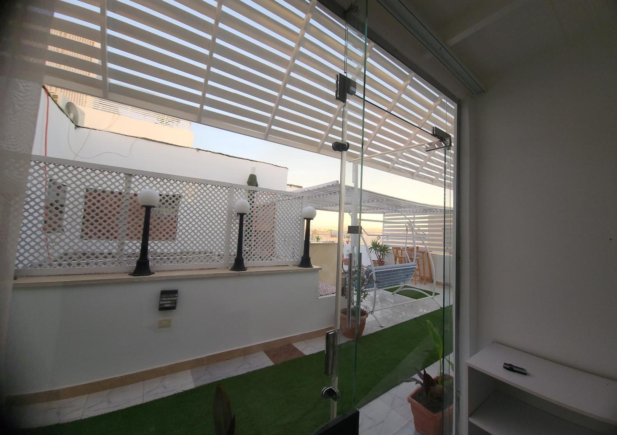 Hostel White Roof - *
