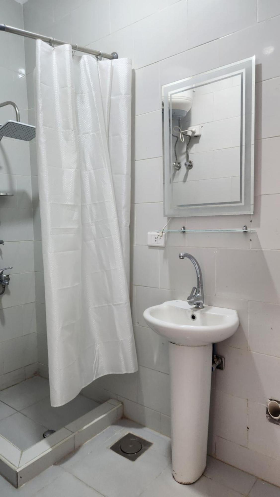Hostel White Roof - *