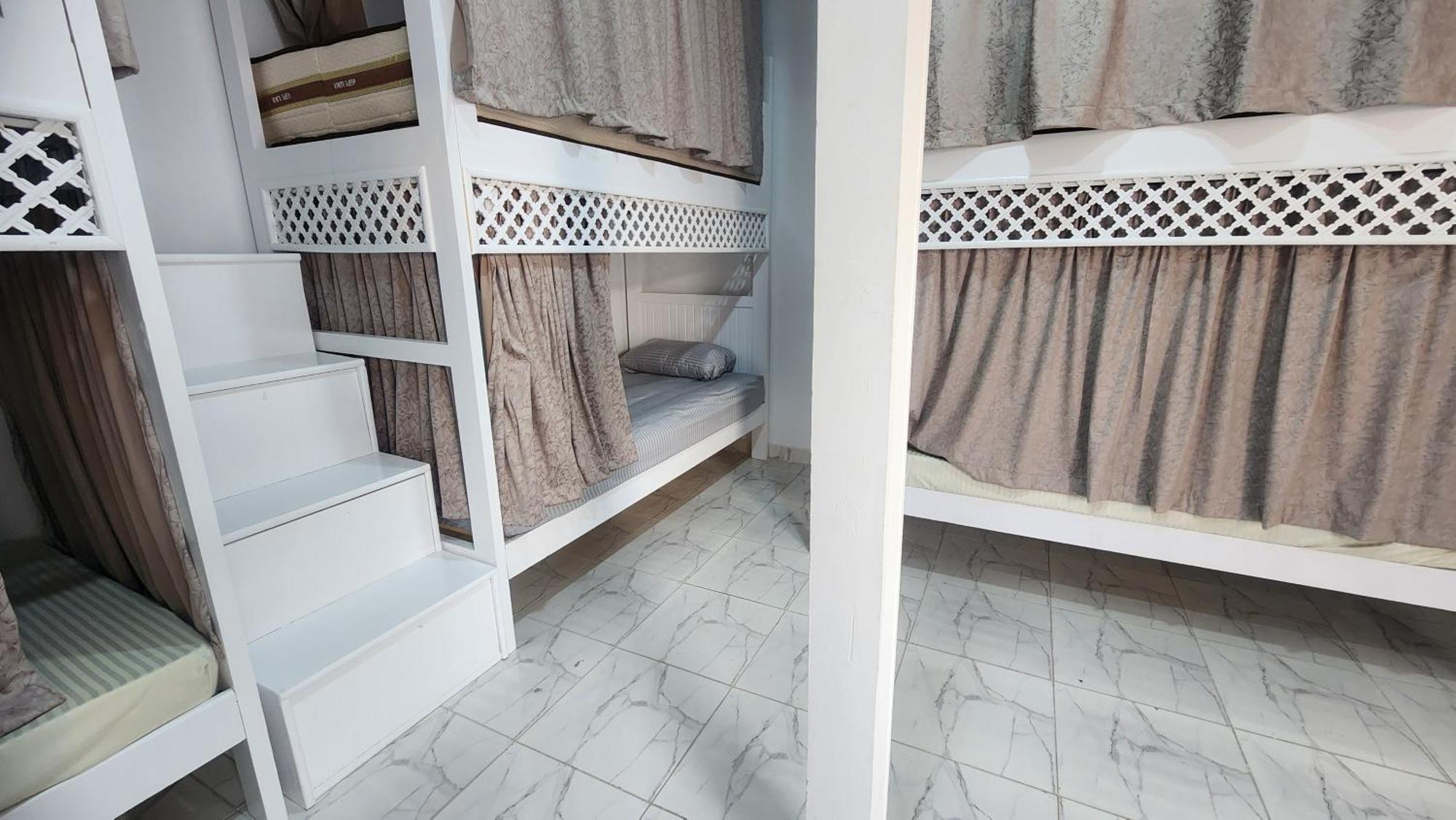 Hostel White Roof - *