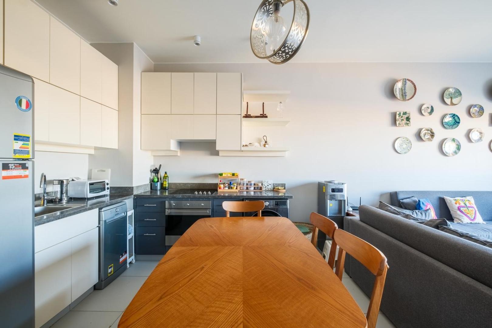 Modern 3bdr Cyan Apt: Prime Spot *