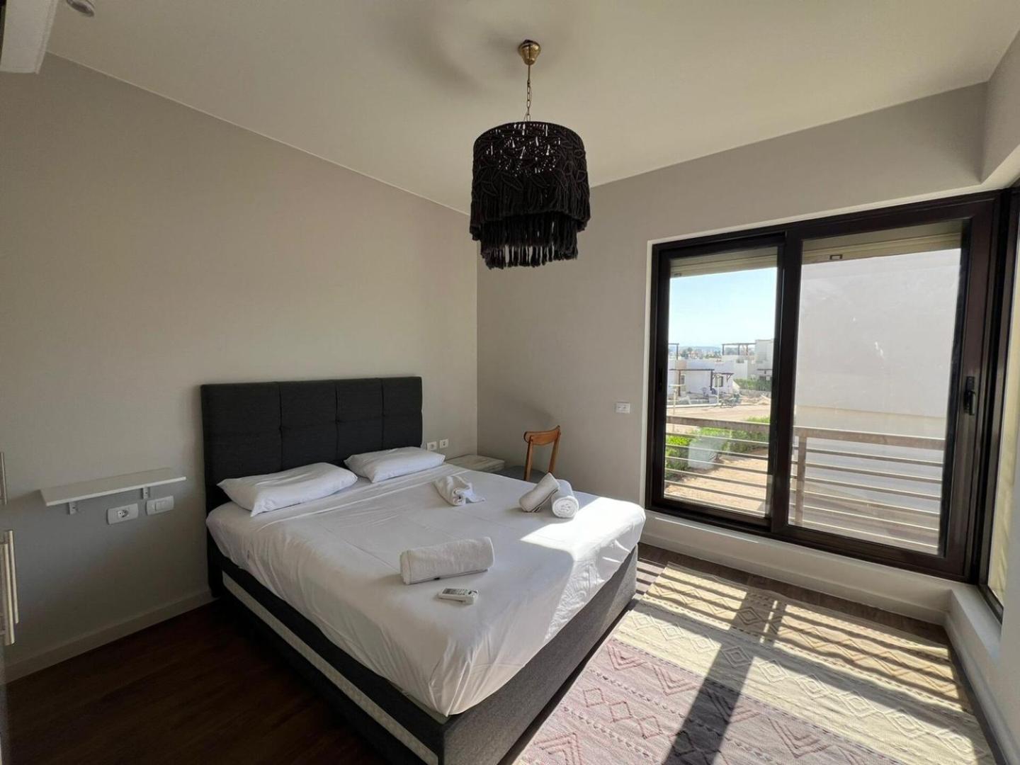 Modern 3bdr Cyan Apt: Prime Spot *