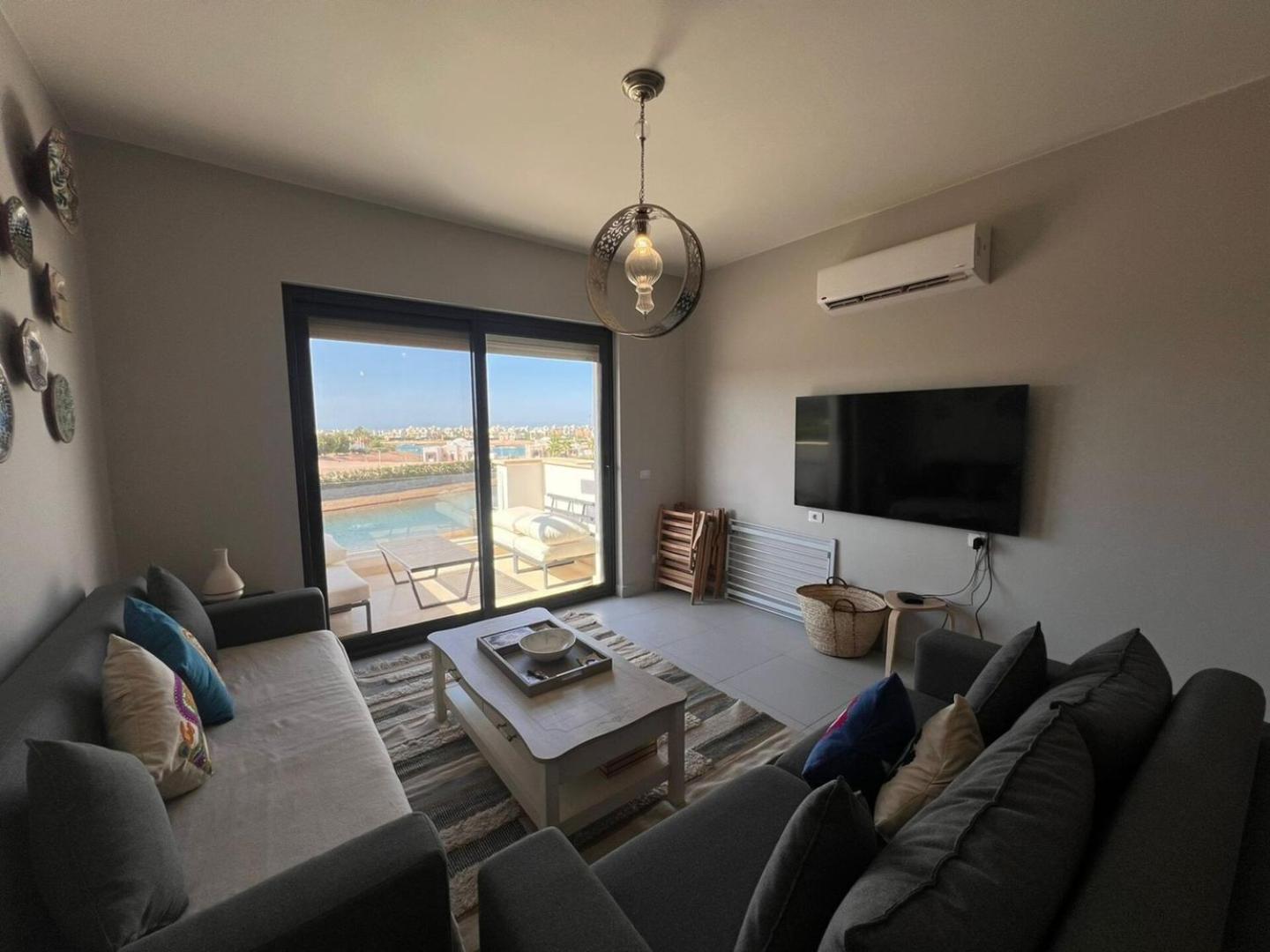 Modern 3bdr Cyan Apt: Prime Spot Apartment