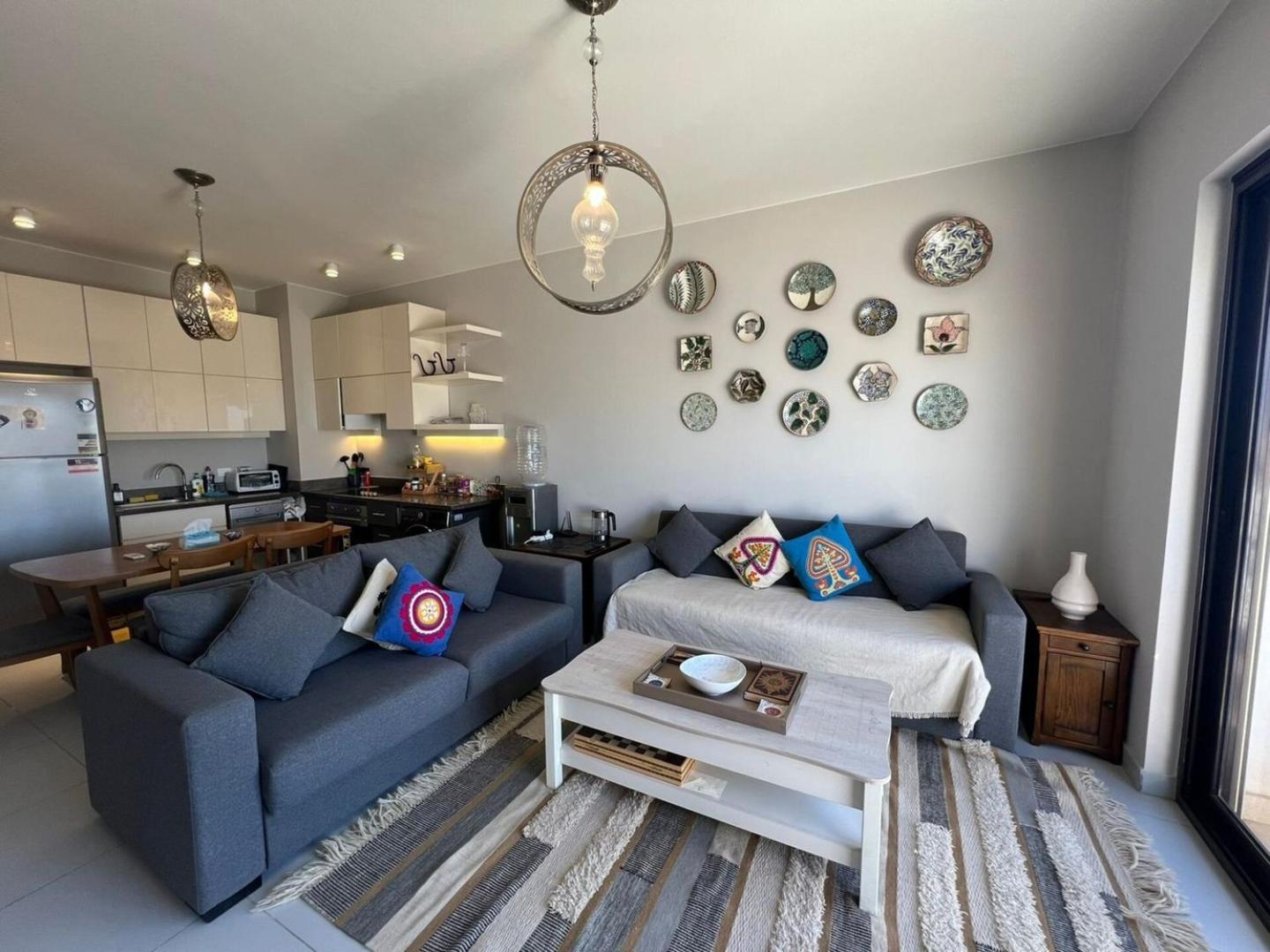 Modern 3bdr Cyan Apt: Prime Spot Apartment