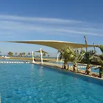 Mangroovy Ritzy, Cerulean Appartement By The Pool