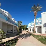 Elegant 2-Bedroom Suite Mirage Bay