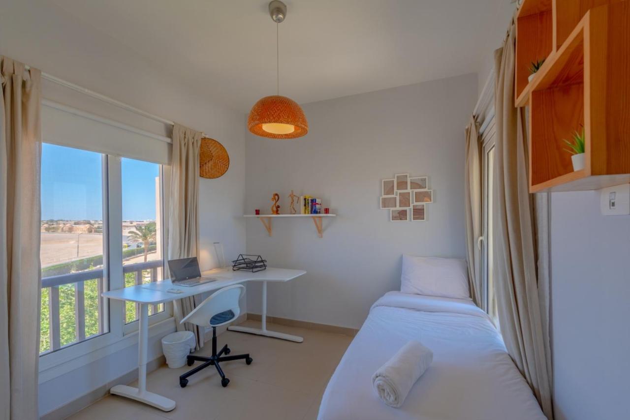 Sunny 2 Bedroom + Private Roof Terrace Lagoon View Apartment