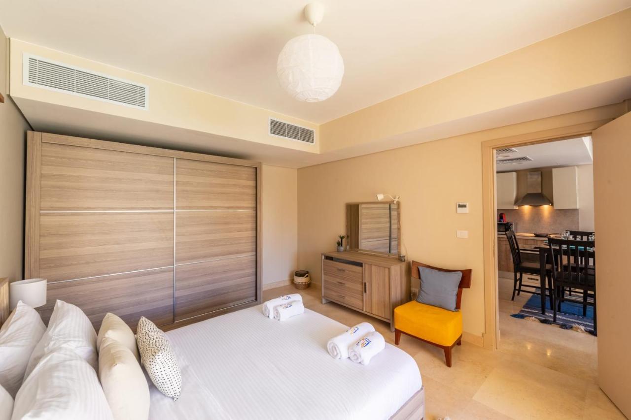Jazzy 1bdr W Outdoor Pool View Terrace Free Pool & Access Apartment