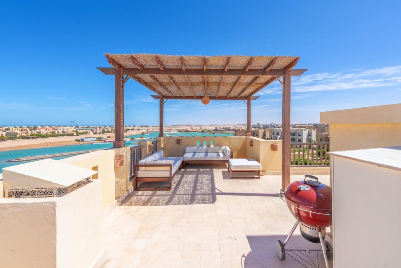 Sunny 2 Bedroom + Private Roof Terrace Lagoon View Apartment *
