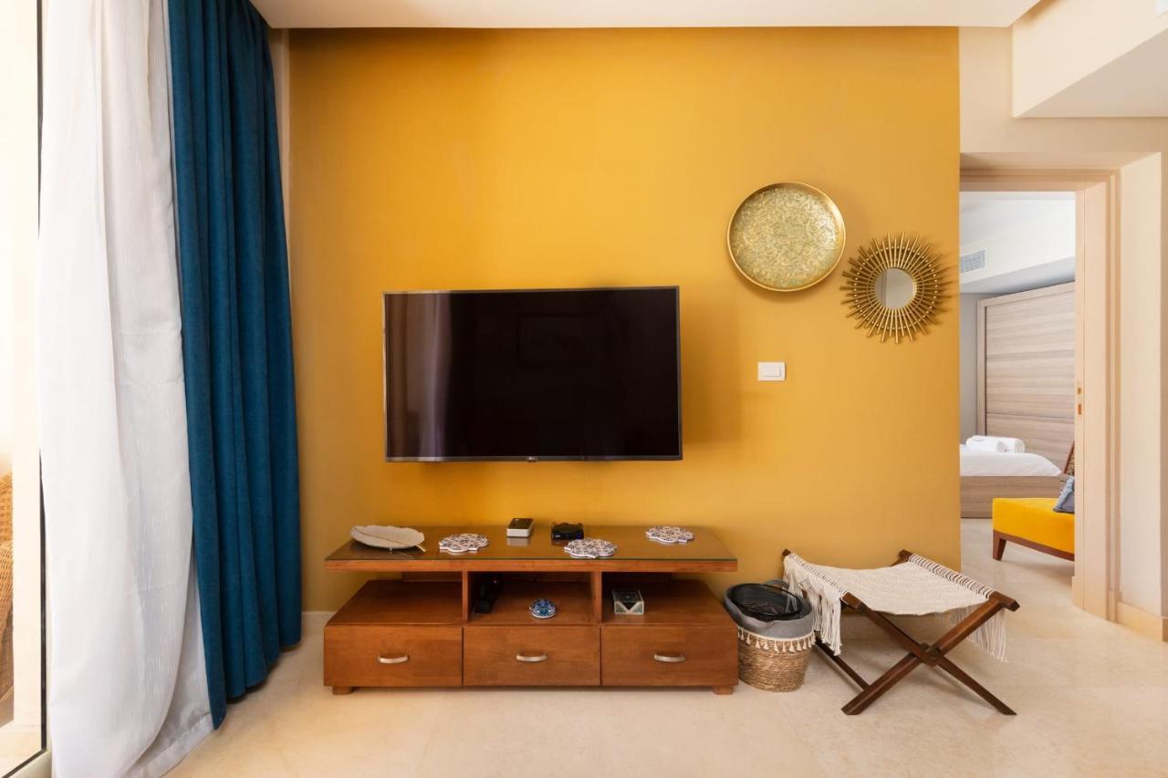 Jazzy 1bdr W Outdoor Pool View Terrace Free Pool & Access Apartment