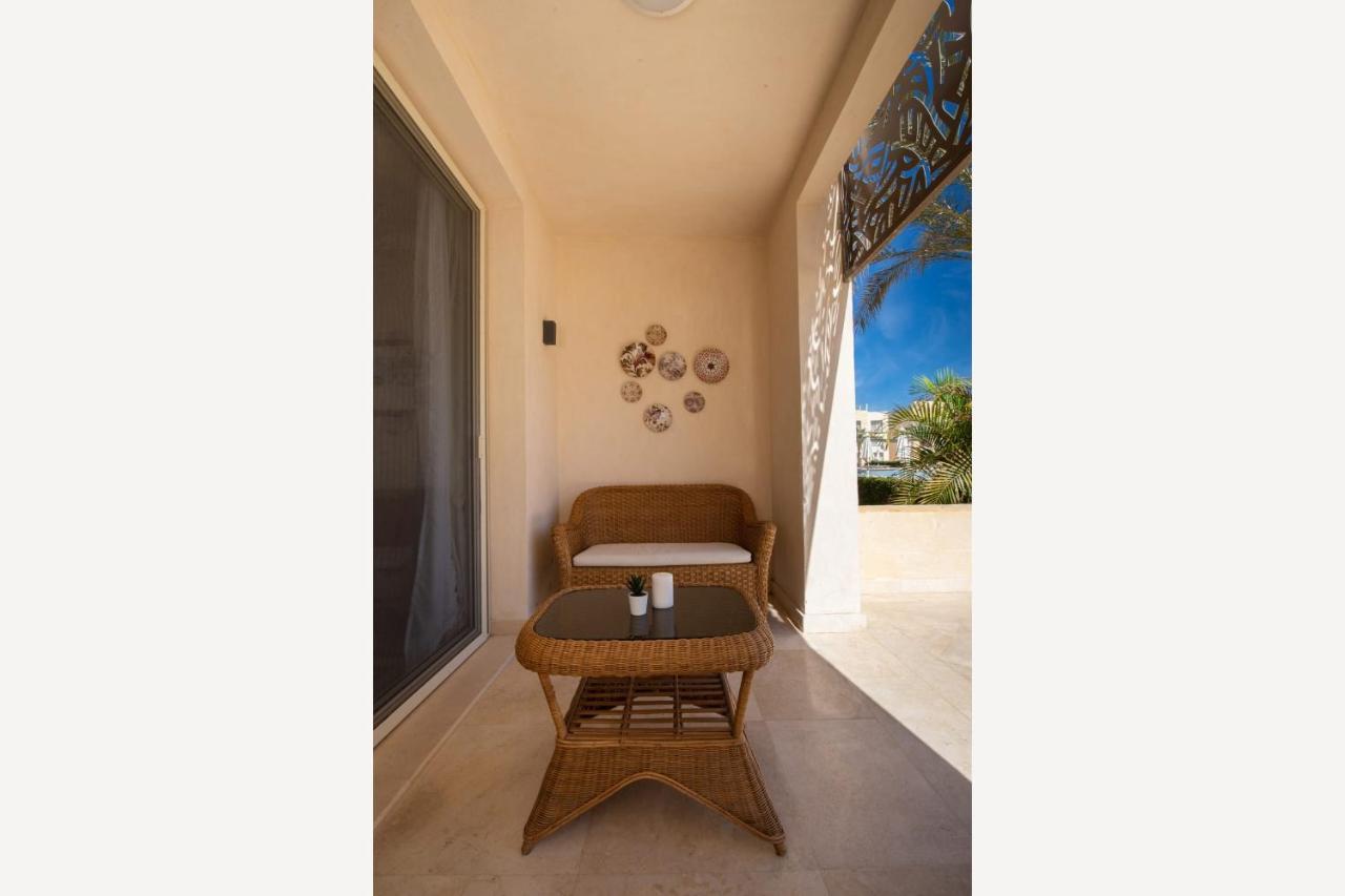 Jazzy 1bdr W Outdoor Pool View Terrace Free Pool & Access Apartment