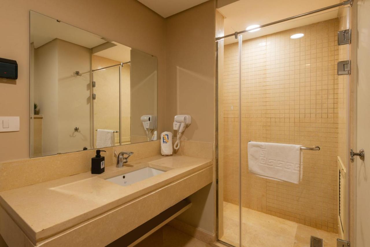 Jazzy 1bdr W Outdoor Pool View Terrace Free Pool & Access Apartment *