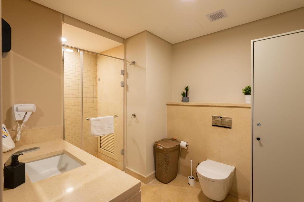 Jazzy 1bdr W Outdoor Pool View Terrace Free Pool & Access Apartment
