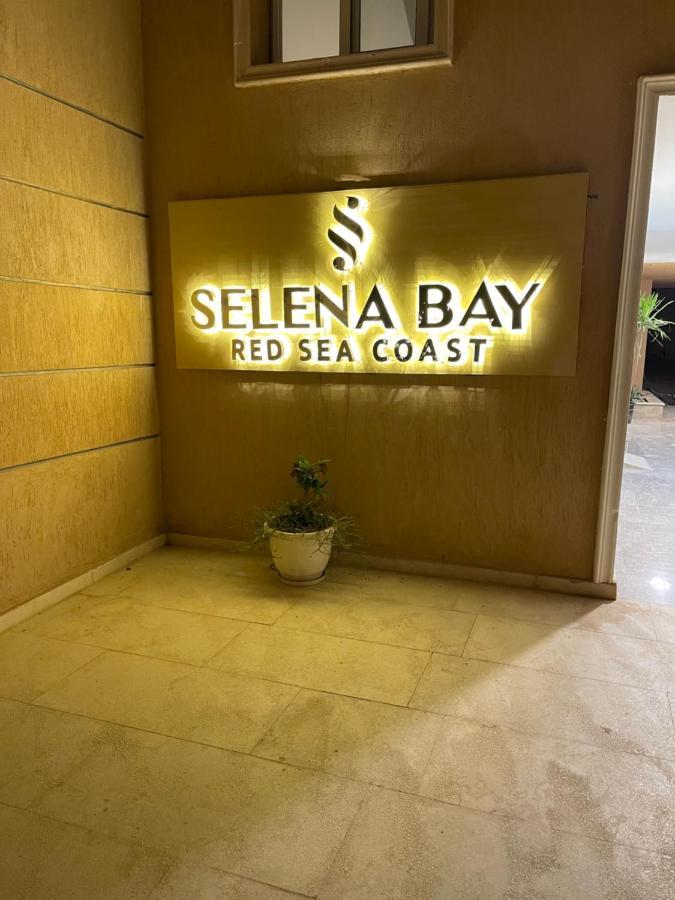 Selena Bay M *