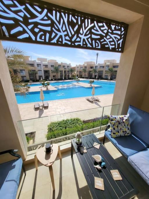 Mangroovy Ritzy, Cerulean By The Pool Apartment *