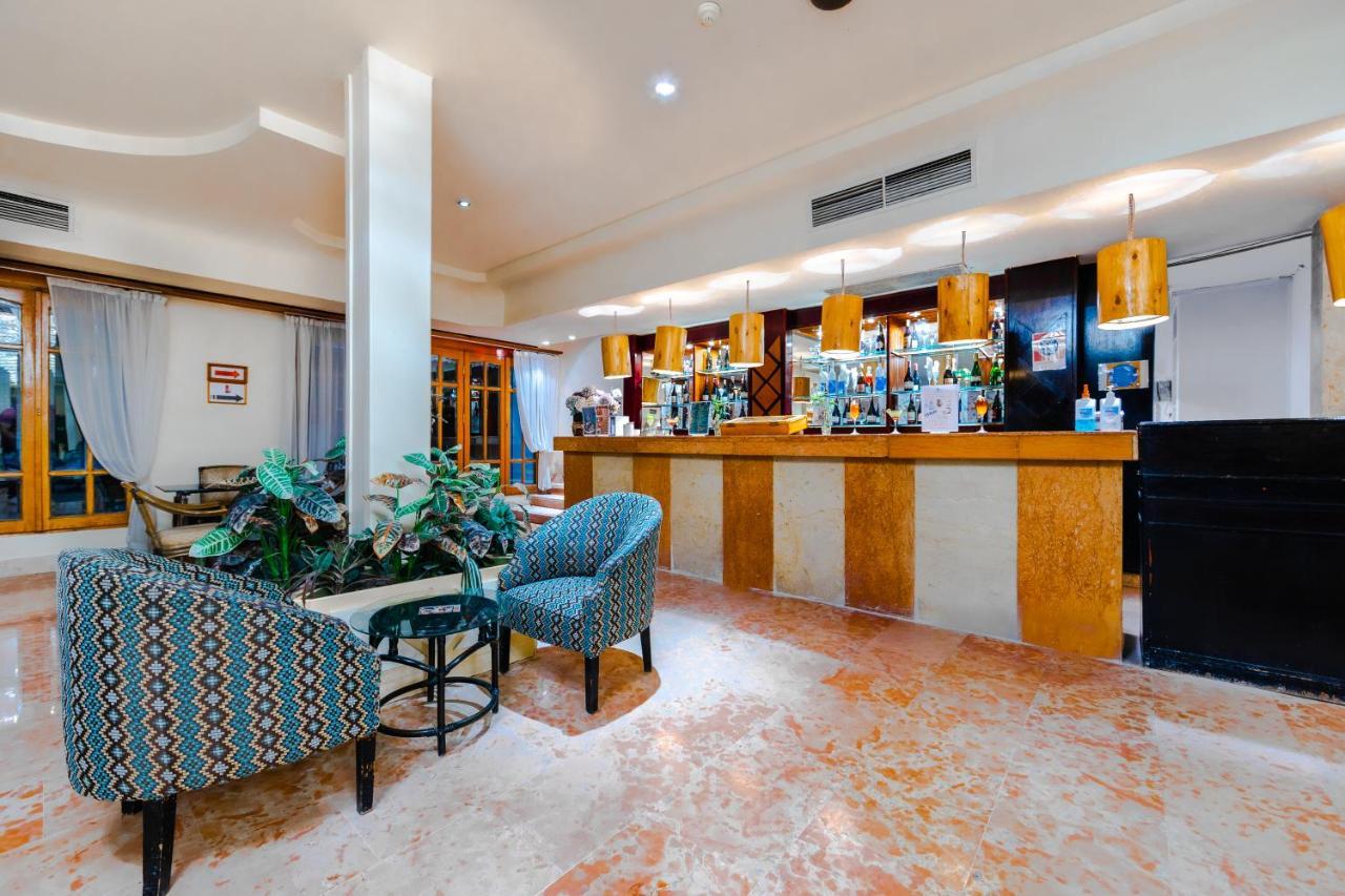 The Grand Hotel, Hotel