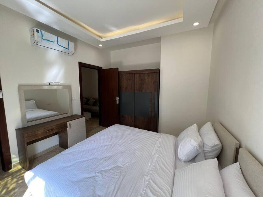 Elegant 2-bedroom Mirage Bay Apartment