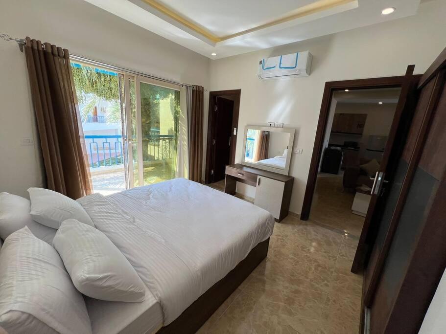 Elegant 2-bedroom Mirage Bay Apartment *