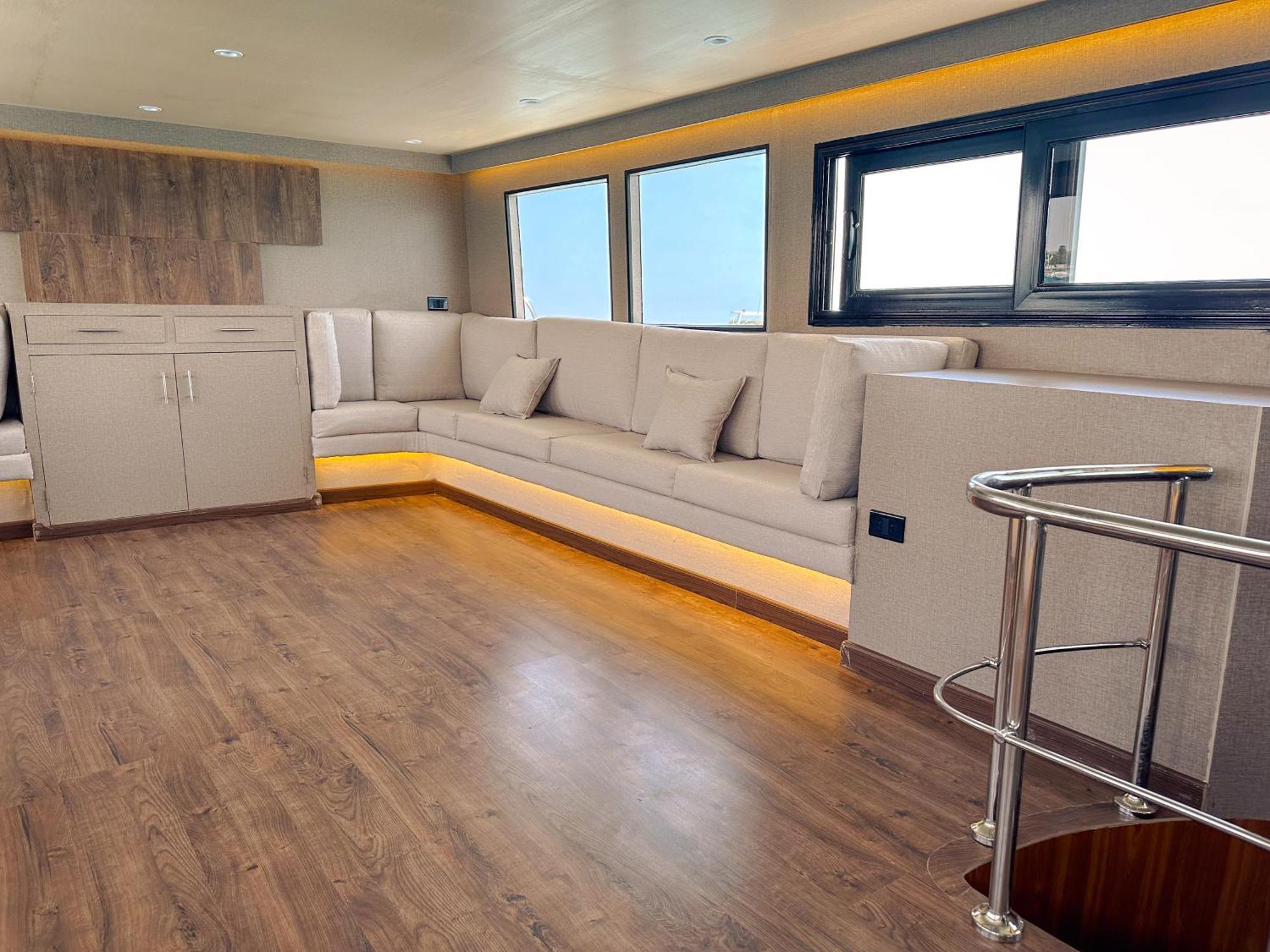 Botel Edan Storm Yacht *